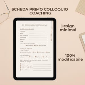 Può includere: Un tablet digitale che mostra un modulo di intake per coaching intitolato SCHEDA PRIMO COLLOQUIO COACHING. Il modulo include sezioni per dati anagrafici, contatti, livelli di energia, qualità del sonno e aree della vita in lingua italiana.