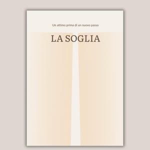 Può includere: Un poster rettangolare con sfondo color crema che riporta il testo "Un attimo prima di un nuovo passo" in alto e le parole "LA SOGLIA" in grandi lettere marrone scuro al centro, separate da una linea verticale bianca che divide l'immagine.