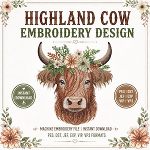Pode incluir: Um design de bordado digital apresentando uma vaca Highland castanha com uma coroa floral. O texto diz HIGHLAND COW EMBROIDERY DESIGN, INSTANT DOWNLOAD, e lista os formatos PES, DST, JEF, EXP, VIP e VP3 num fundo branco.