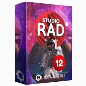 Puede incluir: Una caja de software con temática espacial. La caja presenta las palabras "STUDIO RAD" en blanco, un círculo rojo con el número "12" y un astronauta sosteniendo un teclado. La caja tiene un fondo morado y rojo con el logotipo de Embarcadero.