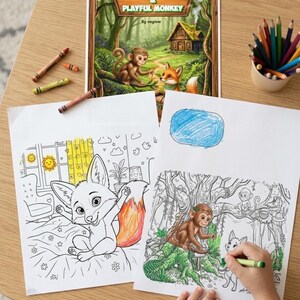 K&ouml;nnte beinhalten: Ein Malbuch f&uuml;r Kinder mit dem Titel "The Clever Fox & Playful Monkey" mit Illustrationen eines Fuchses und eines Affen. Zwei Malvorlagen mit Zeichnungen eines Fuchses und eines Affen werden mit Buntstiften ausgemalt. Ein Becher mit Buntstiften steht ebenfalls auf dem Tisch.