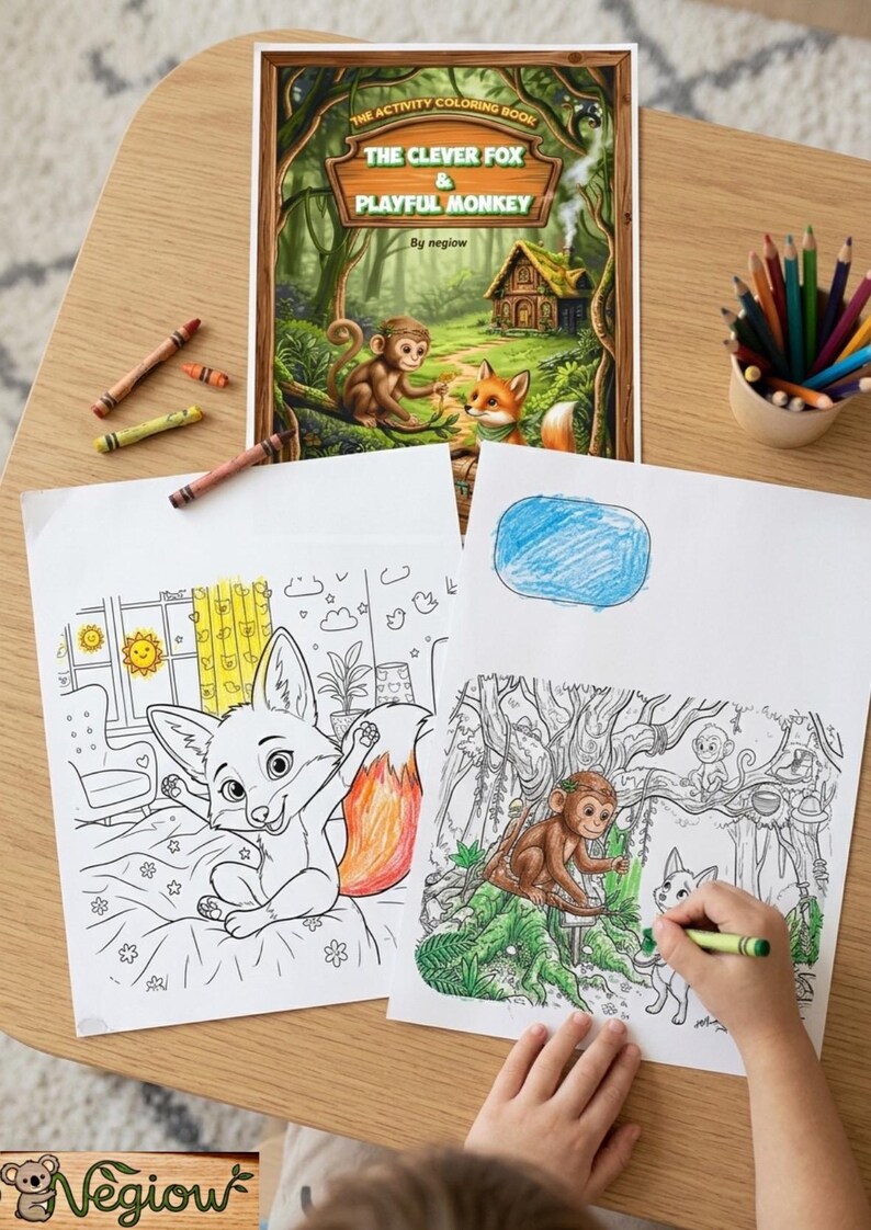 K&ouml;nnte beinhalten: Ein Malbuch f&uuml;r Kinder mit dem Titel "The Clever Fox & Playful Monkey" mit Illustrationen eines Fuchses und eines Affen. Zwei Malvorlagen mit Zeichnungen eines Fuchses und eines Affen werden mit Buntstiften ausgemalt. Ein Becher mit Buntstiften steht ebenfalls auf dem Tisch.