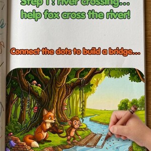 K&ouml;nnte beinhalten: Seite eines Kinder-Aktivit&auml;tsbuchs mit dem Text "Schritt 1: Fluss&uuml;berquerung... hilf dem Fuchs, den Fluss zu &uuml;berqueren!" und "Verbinde die Punkte, um eine Br&uuml;cke zu bauen...". Die Illustration zeigt einen Fuchs und einen Affen in der N&auml;he eines Flusses.