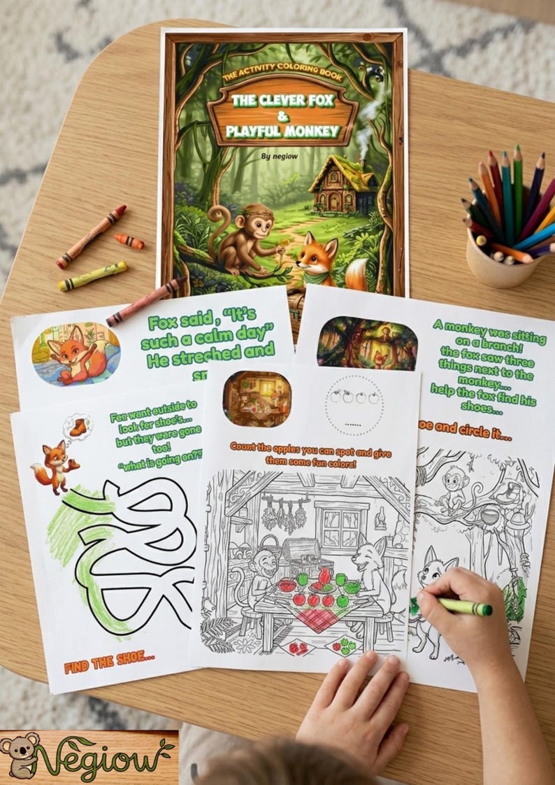 K&ouml;nnte beinhalten: Ein Malbuch f&uuml;r Kinder mit dem Titel "The Clever Fox & Playful Monkey" mit einem Waldmotiv auf dem Cover. Mehrere Malvorlagen mit Illustrationen eines Fuchses und eines Affen sind sichtbar, zusammen mit Buntstiften. Ein Kind malt eine Seite mit einem gr&uuml;nen Buntstift aus.