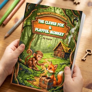 K&ouml;nnte beinhalten: Ein Malbuch f&uuml;r Kinder mit dem Titel "The Clever Fox & Playful Monkey" wird ge&ouml;ffnet gehalten und zeigt eine farbenfrohe Illustration von Fuchs, Affe und Schatzkiste. Buntstifte und ein Holzschl&uuml;ssel sind ebenfalls zu sehen.