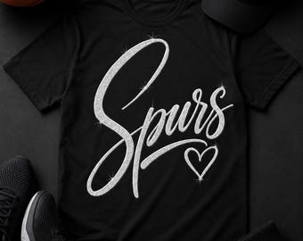 Unieke Spurs glitter schrift hart T-shirt, zilveren glitter grafisch T-shirt, San Antonio basketbalfanshirt, Game Day T-shirt, cadeau sportliefhebber