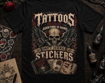 Tatoeages omdat volwassen worden moeilijk is en ik het verdien stickers T-shirt, grappige schedel vleugels T-shirt, sarcastische geïnkt unisex tshirt, donkere humor top
