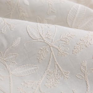 Tela de algodón bordada con delicadas hojas, disponible por metro, material de costura botánico color blanco roto (1/2 metro)