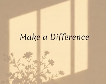 Op de afbeelding: Een beige muur met de donkerbruine tekst Make a Difference in het midden. Het oppervlak toont een zachte schaduw van een raamkozijn en een bloemstuk, wat een licht en donker contrast creëert op het platte vlak van de afbeelding.
