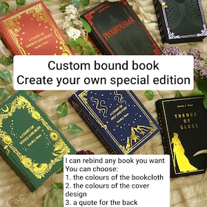Op de afbeelding: Op maat gemaakte boeken met gouden letters en decoratieve ontwerpen. De afbeelding toont boeken met verschillende kleuren kaften, waaronder rood, groen, blauw en zwart. De tekst op de boeken bevat titels als "A Court of Thorns and Roses" en "Throne of Glass."