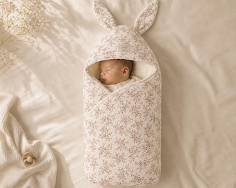 Couverture Emmaillotage Bébé • Mousseline Coton & Gaze • Oreilles Lapin Motif Floral • Nid d'Ange 0-6 Mois • Cadeau Naissance Premium •