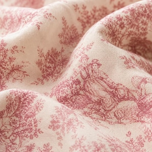 Peut inclure: Un tissu de couleur crème présentant un motif répétitif de toile de jouy dans une teinte rouge profond. Le design représente des scènes pastorales avec des personnages, des arbres et du feuillage, imprimés dans un style monochrome sur la surface.