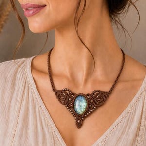 Brown necklace in micro macrame, labradorite and brass beads.
