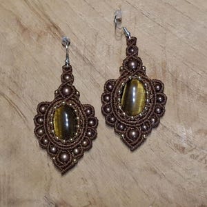 Pendientes de micromacramé marrón y ojo de tigre