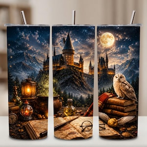 Pode incluir: Um copo cilíndrico com palha de metal apresentando uma estampa envolvente de um castelo numa montanha sob uma lua cheia. O design inclui uma coruja pousada em livros, uma bola alada dourada, um livro de feitiços aberto e frascos de vidro.