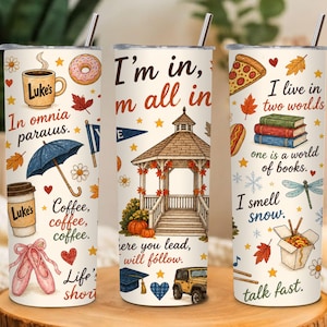 Puede incluir: Un vaso de acero inoxidable blanco con pajita de metal que presenta un estampado envolvente de varios iconos y textos, incluyendo café Luke's, un cenador, libros, un jeep, zapatillas de ballet y frases como I'm in, I'm all in.