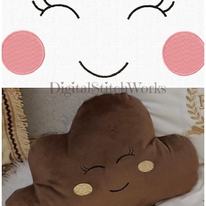 Peut inclure: Un coussin en forme de nuage marron avec des cils brodés, une bouche souriante et des accents dorés scintillants. Le coussin a une texture douce et moelleuse et un design de visage joyeux.