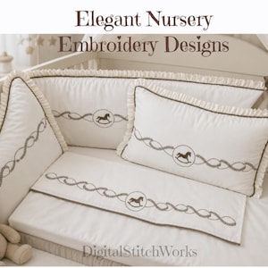 Op de afbeelding: Een witte babybedset met bruin borduurwerk van hobbelpaarden en touwachtige patronen. De set bevat een bedomrander, een rechthoekig kussen en een laken, allemaal afgewerkt met ruches en een bruine rand. De tekst luidt Elegant Nursery Embroidery Designs en DigitalStitchWorks.