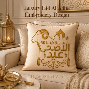 Puede incluir: Cojín decorativo color crema con bordado dorado que representa un carnero, escritura árabe y el texto "EID AL ADHA". El cojín está sobre un sofá beige. El texto "Luxury Eid Al Adha Embroidery Design" está en la parte superior.