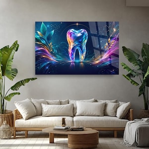 Puede incluir: Un cuadro rectangular que presenta un gráfico central de un diente iridiscente y multicolor rodeado de patrones de luz abstractos en azul, morado y dorado, elementos botánicos y estructuras moleculares científicas tenues.