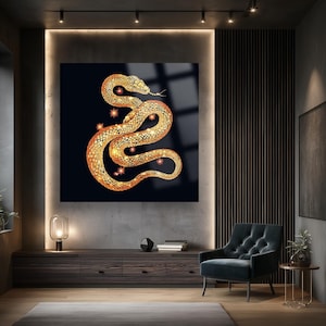 Può includere: Un'opera d'arte da parete quadrata che raffigura un serpente dorato avvolto su uno sfondo nero solido. Il serpente presenta una texture a scaglie dettagliata ed è circondato da piccole scintille luminose a forma di stella.