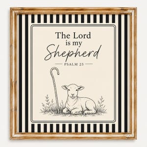 Puede incluir: Un cuadro cuadrado con marco que presenta un fondo color crema con rayas verticales negras. El texto dice The Lord is my Shepherd PSALM 23 sobre un dibujo lineal en blanco y negro de un cordero descansando junto a un cayado en la hierba.
