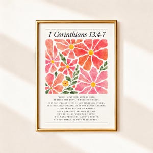 Puede incluir: Un cuadro decorativo con el texto 1 Corinthians 13:4-7 y una ilustración en acuarela de flores rosas, naranjas y rojas con hojas verdes. Debajo del diseño floral, el texto completo del versículo bíblico está impreso en color negro.