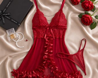 Conjunto de lencería babydoll de encaje rojo: minivestido transparente con escote en V y braguita a juego.