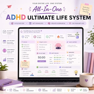 以下が含まれることがあります： ラップトップの画面には、「All-In-One」ADHD Ultimate Life Systemのインターフェースが表示されています。インターフェースには、タスク管理、習慣追跡、財務概要のセクションが含まれています。コーヒーカップと本が前景にあります。