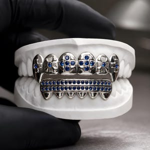 Set di grillz a forma di teschio in argento con pietre di zaffiro blu in zirconi cubici – Gioielli per denti in stile hip hop