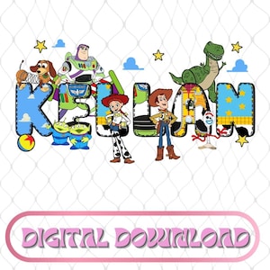 以下が含まれることがあります： 「Keelan」という名前が、トイ・ストーリーのキャラクターで飾られたカラフルな文字で表示されたデジタルダウンロード。ウッディ、バズ・ライトイヤー、ジェシー、レックスなどのキャラクターが含まれています。「DIGITAL DOWNLOAD」の文字がピンクの楕円で表示されています。
