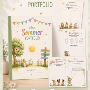 Puede incluir: Un portafolio de verano para niños titulado "Mein Sommer PORTFOLIO". La portada muestra un sol, un árbol y una pelota de playa. Contiene páginas para recuerdos y actividades de verano.