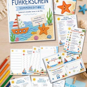 Op de afbeelding: Een verzameling educatief materiaal voor kinderen met een zomerthema. Bevat een boekje met de titel "SCHEREN FÜHRERSCHEIN" en diverse werkbladen met illustraties van boten, zeesterren en scharen. Het kleurenpalet is helder en vrolijk.