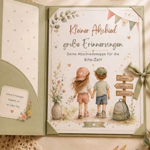 Può includere: Un album dei ricordi verde chiaro con il testo "Kleiner Abschied große Erinnerungen". La copertina presenta un'illustrazione di due bambini che si tengono per mano, che camminano verso un palo indicatore. Sono raffigurati anche un vaso di fiori e uno zaino.