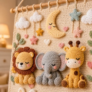 Peut inclure: Une tenture murale en crochet couleur crème ornée d'un croissant de lune jaune, de nuages blancs et d'étoiles pastel. En dessous, trois animaux en crochet sont fixés : un lion à crinière brune, un éléphant gris et une girafe jaune tachetée.