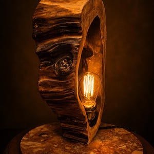 La Caverna — Lámpara de madera de sauce tallada — Luminaria Gendrino — EPW&F