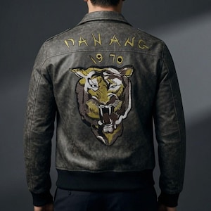 Giacca Bomber in Pelle Invecchiata Fatta a Mano | Capospalla Vintage Uomo con Patch Tigre