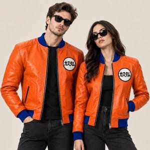 Handgjord Orange Bomberjacka i Läder | Retrojacka från 90-talet med Kontrasterande Blå Kant och Rund Grafisk Patch