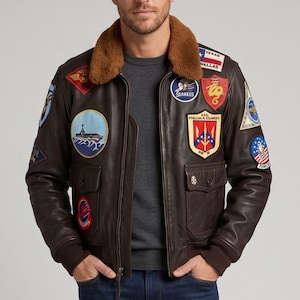 Herren TG Vintage G1 Flight Jacket mit Militär-Patches – Braune Aviator Bomber Lederjacke mit Fellkragen Piloten Kostüm