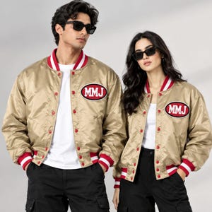 Handgefertigte Glänzende Goldene Satin-Bomberjacke | Baseballjacke im 80er-Jahre-Stil mit Ovalem Buchstaben-Patch und Rot-Weiß
