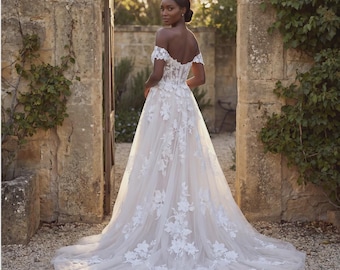 Vestido de novia de encaje con hombros descubiertos / Vestido de novia de corte A con detalles de apliques