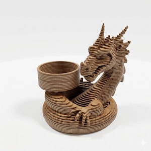 Può includere: Una scultura di drago in legno marrone con un design topografico a strati. Il drago è avvolto attorno a un contenitore circolare cavo con creste orizzontali, creando un supporto funzionale con un aspetto dettagliato a venature del legno impilate.