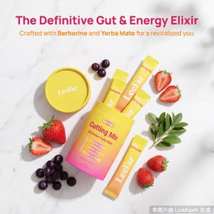 Puede incluir: Vista superior de un envase amarillo y rosa de "Cutting Mix" de "LeeFar", con paquetes individuales, un recipiente redondo, fresas y uvas. El texto dice "The Definitive Gut & Energy Elixir". La composici&oacute;n se encuentra sobre una superficie blanca.