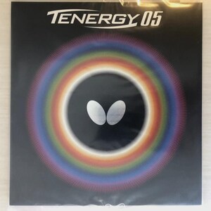 Op de afbeelding: Een vierkante zwarte productverpakking met de witte tekst TENERGY 05 bovenaan. Het midden toont een wit vlinderlogo omringd door een levendig, cirkelvormig regenboogkleurig gradi&euml;ntpatroon dat naar buiten straalt tegen de zwarte achtergrond.