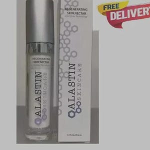 Pu&ograve; includere: Una bottiglia di vetro trasparente di Alastin Skincare Regenerating Skin Nectar con tappo argentato, accanto a una scatola bianca con lo stesso marchio. Sulla scatola e sulla bottiglia sono stampate le parole "Alastin Skincare" e "Regenerating Skin Nectar".