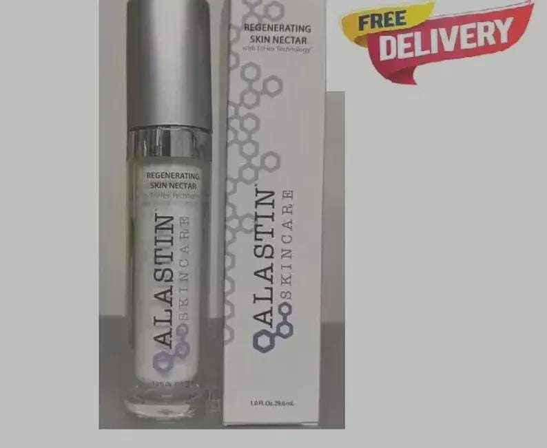 Pu&ograve; includere: Una bottiglia di vetro trasparente di Alastin Skincare Regenerating Skin Nectar con tappo argentato, accanto a una scatola bianca con lo stesso marchio. Sulla scatola e sulla bottiglia sono stampate le parole "Alastin Skincare" e "Regenerating Skin Nectar".