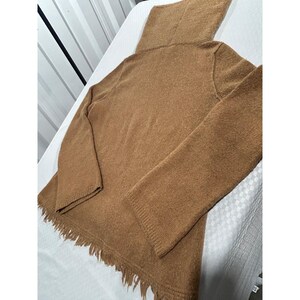 Jersey de punto de cuello alto con flecos en el bajo, color marrón, de Anthropologie Kemi + Kin, talla pequeña imagen 2