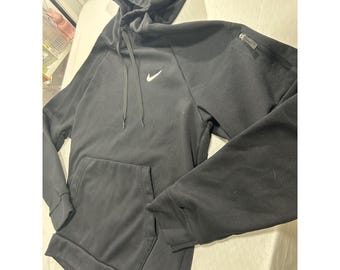 Sudadera con capucha Nike Therma-FIT negra para hombre, talla S, manga raglán, bolsillo con cremallera en el hombro.