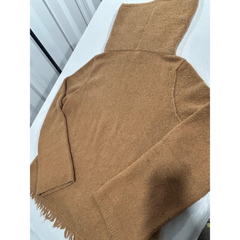 Jersey de punto de cuello alto con flecos en el bajo, color marrón, de Anthropologie Kemi + Kin, talla pequeña imagen 3