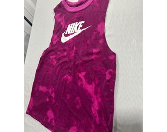 Débardeur Nike Sportswear Tie Dye Muscle T-shirt sans manches violet rose pour femme petite